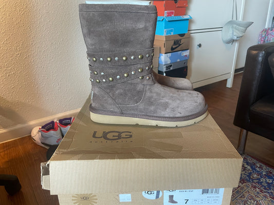* UGG Clovis W Sz 7